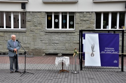 Uroczystość otwarcia wystawy plenerowej poświęconej mjr. Adolfowi Pilchowi - przemawia Paweł Pilch.